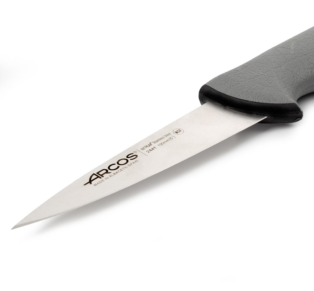 Coltello da macellaio Arcos Point con lama professionale colorata da 130 mm e impugnatura a doppia iniezione grigia