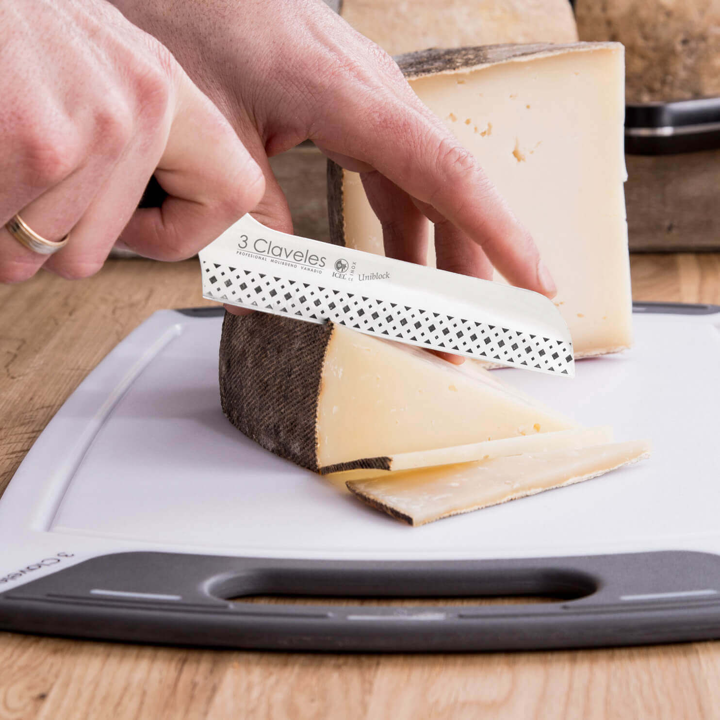 Couteau à fromage coudé 12 cm avec manche en pom noir 3 Claveles Uniblock