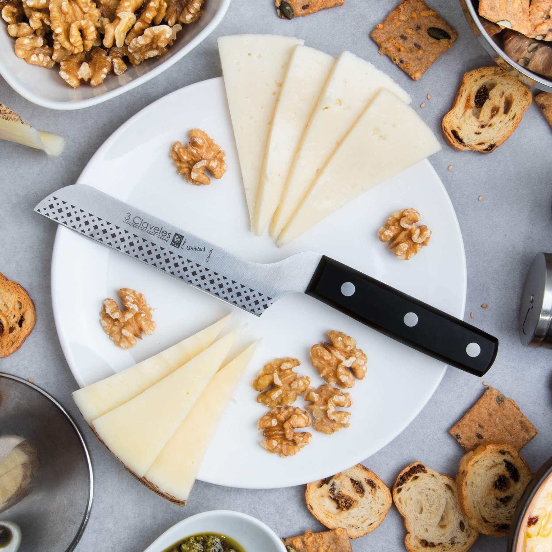 Couteau à fromage coudé 12 cm avec manche en pom noir 3 Claveles Uniblock