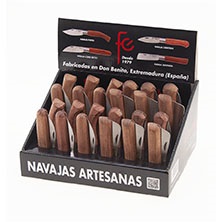 Expositor con 24 navajas variadas con mango de madera y hoja de a...