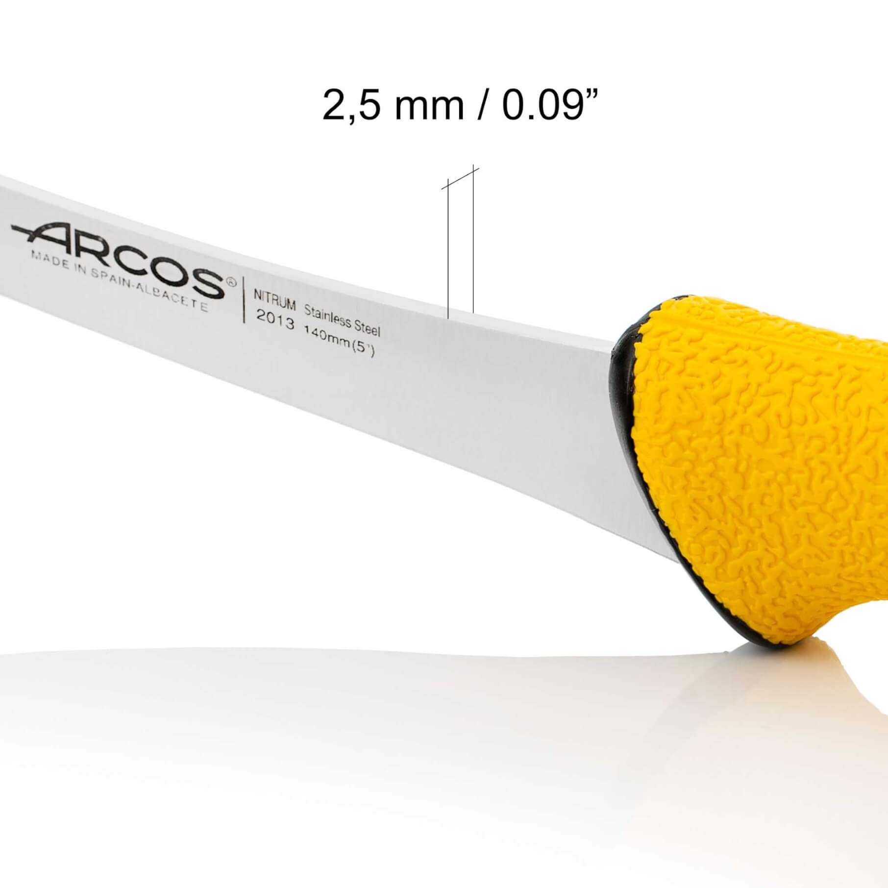 Coltello da disosso semirigido curvo Arcos Duo Pro da 140 mm con punta smussata e manico giallo