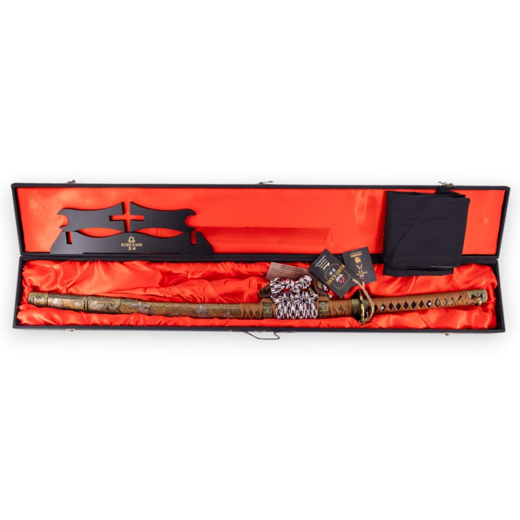 Katana KURO KAMI Hachiman hoja de acero carbono 1090 y vaina con grabados de figuras de guerreros ancestrales