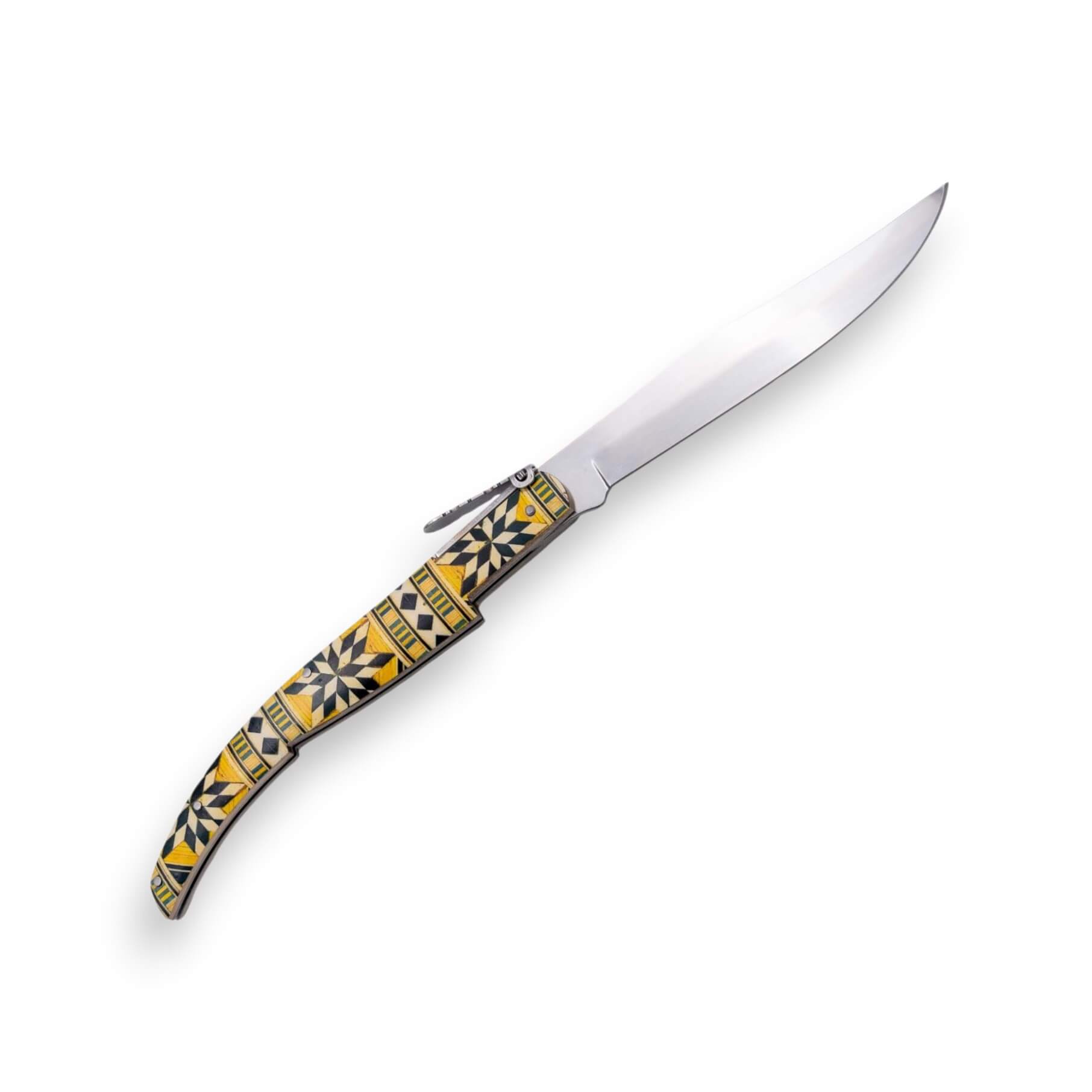 Couteau à cliquet en bois d'érable avec manche apprêté imitation marqueterie jaune et noire et lame de 15 cm