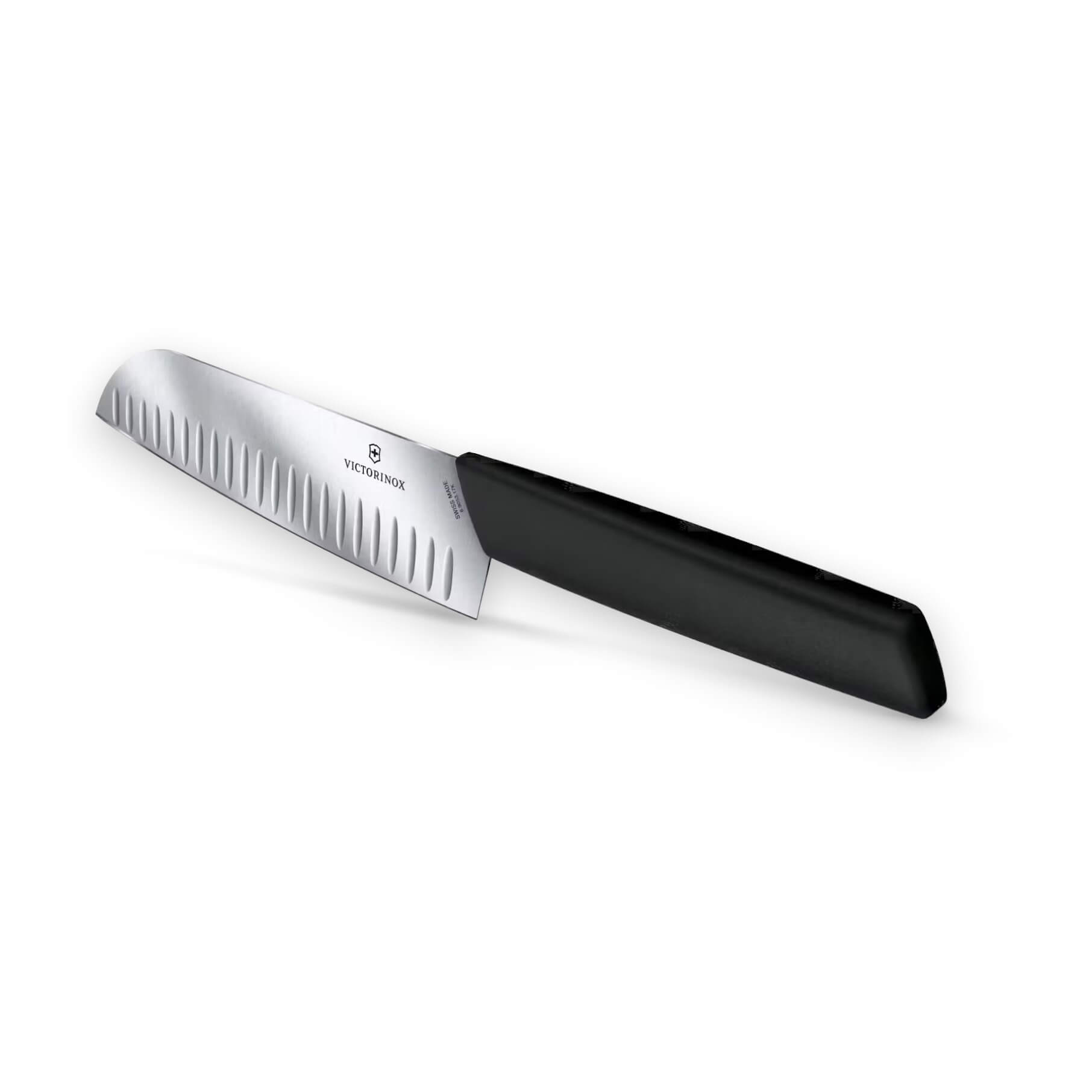 Cuchillo Santoku Victorinox Swiss Modern con hoja ancha de 17 cm de filo liso y mango negro