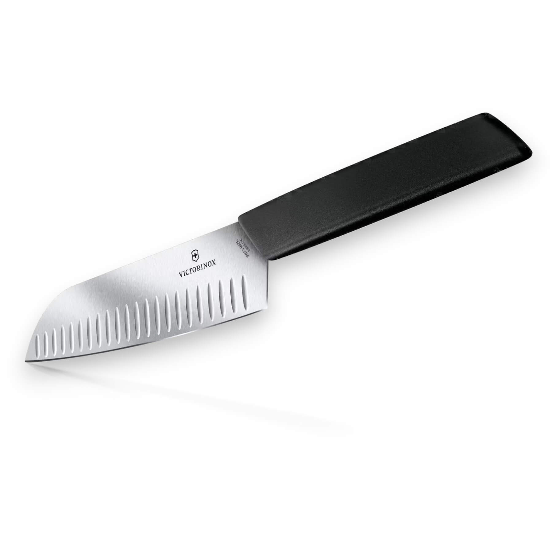 Cuchillo Santoku Victorinox Swiss Modern con hoja ancha de 17 cm de filo liso y mango negro