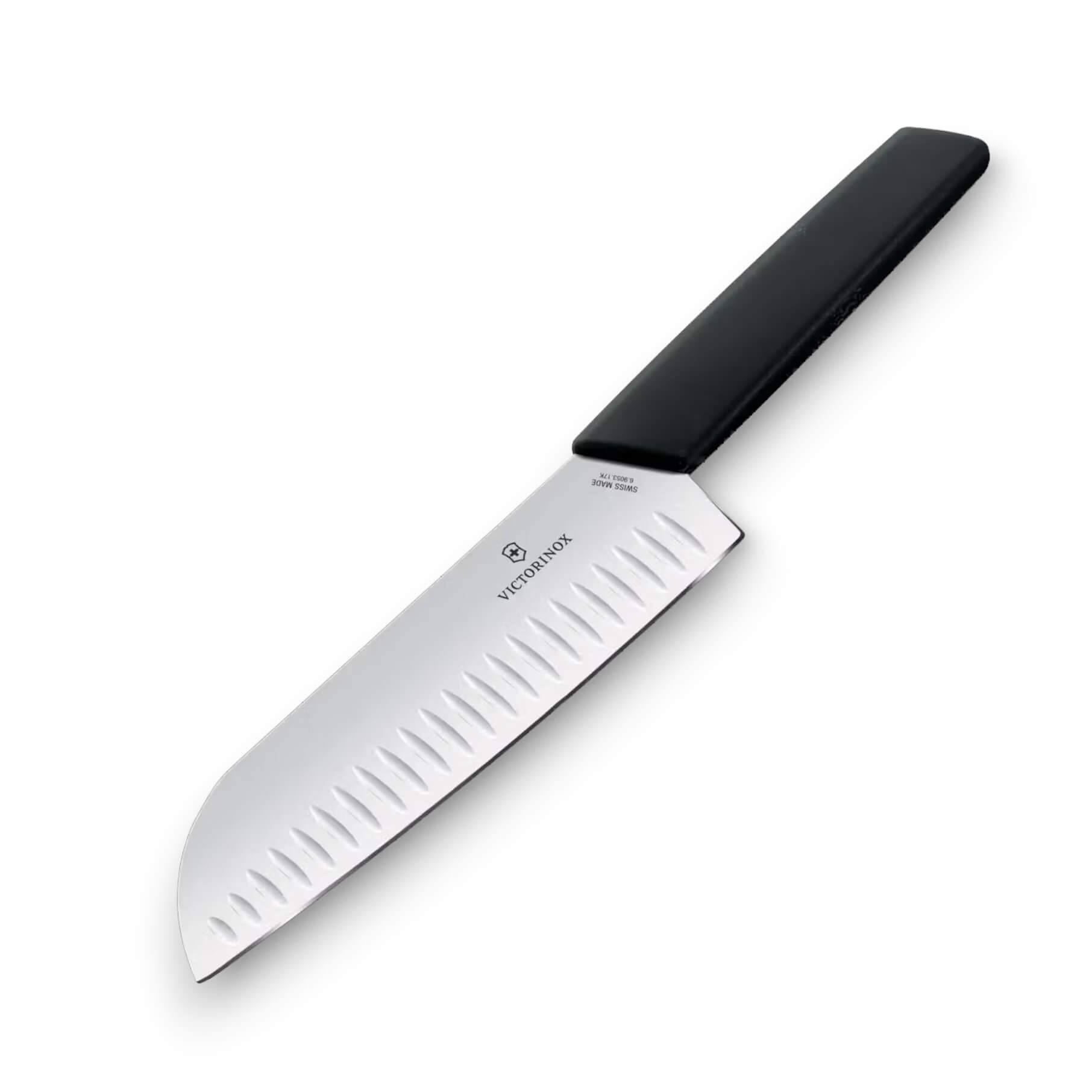 Cuchillo Santoku Victorinox Swiss Modern con hoja ancha de 17 cm de filo liso y mango negro