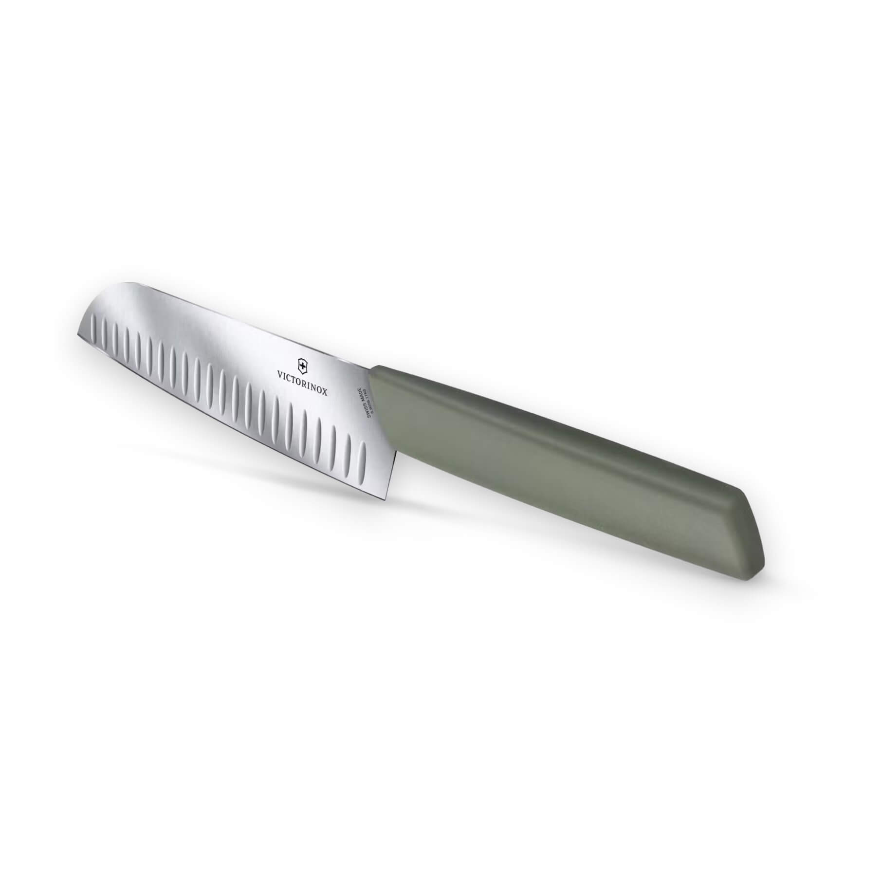 Cuchillo Santoku Victorinox Swiss Modern con hoja ancha de 17 cm de filo liso y mango verde