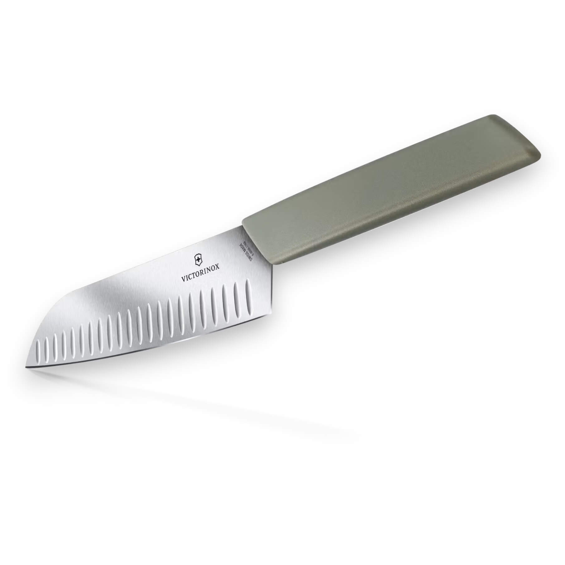Cuchillo Santoku Victorinox Swiss Modern con hoja ancha de 17 cm de filo liso y mango verde