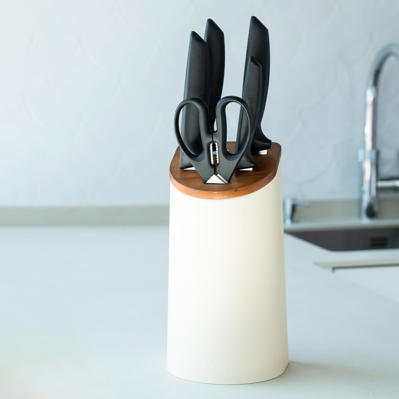 Set de cuisine Arcos comprenant 4 couteaux Niza, des ciseaux et un porte-couteaux beige en bois d'acacia
