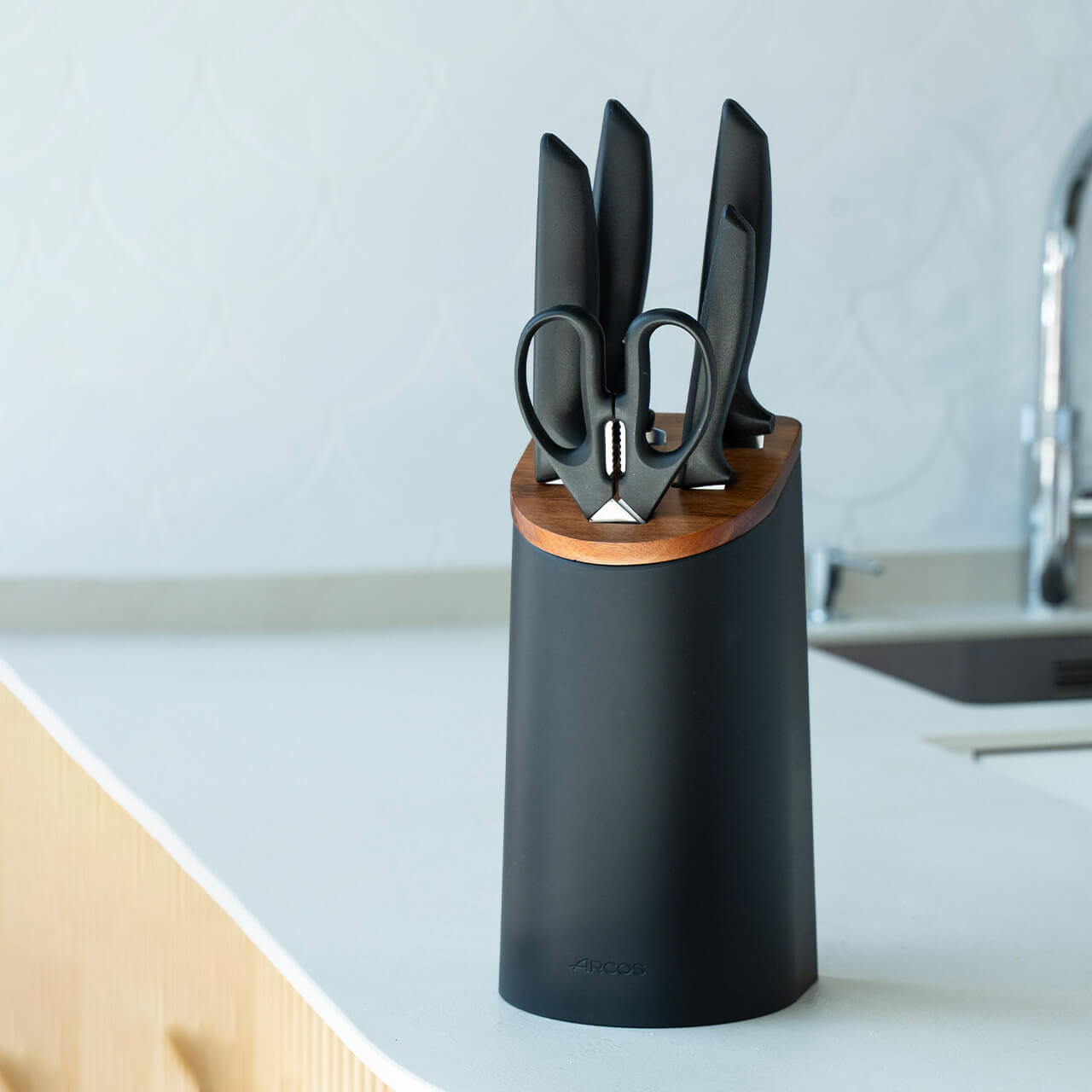 Set de cuisine Arcos Niza : 4 couteaux + ciseaux + bloc à couteaux noir avec couvercle en bois d'acacia