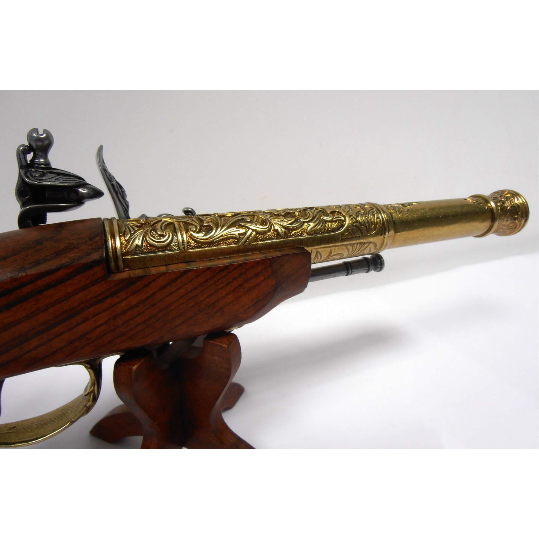 Left-handed flintlock pistol made of wood and brass-finished metal, India, 18th century