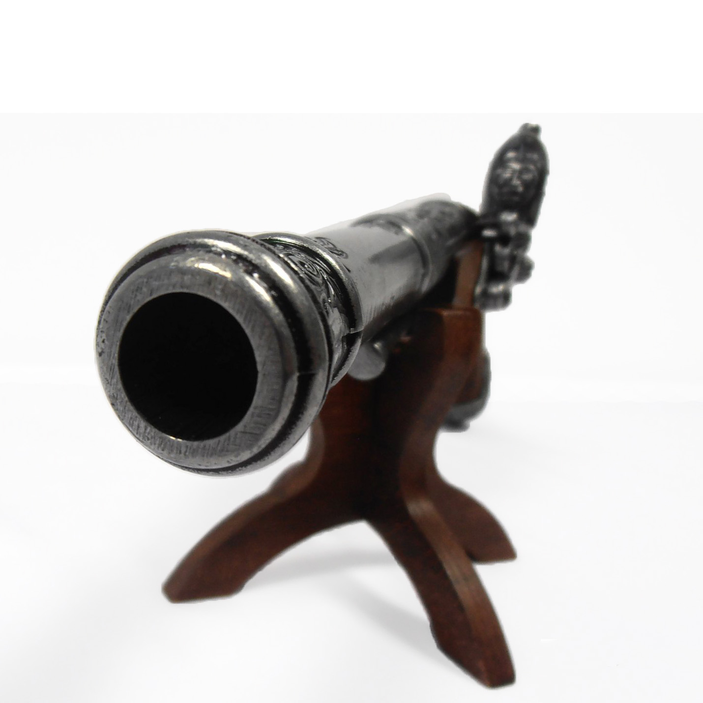 Left-handed flintlock pistol made of wood and metal, India, 18th century
