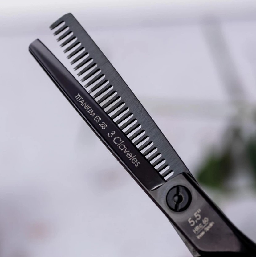 Tijera de peluqueria Titanium ES28 5.5" con recubrimiento PVD de Nitruro de Titanio negro 3 Claveles