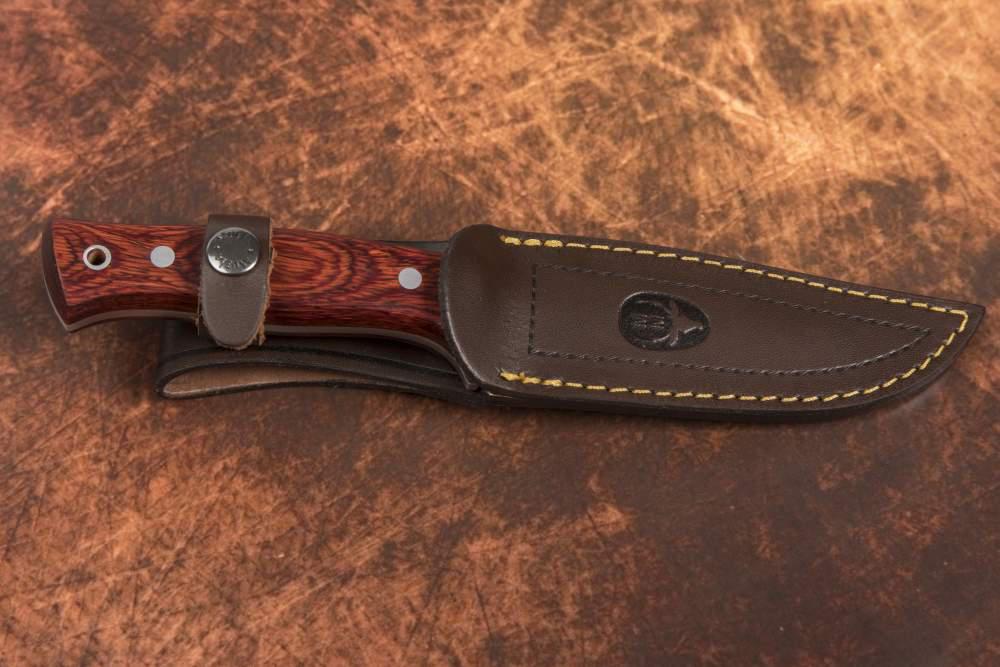 Coltello da caccia monopezzo Muela Pointer con manico in legno pressato rosso