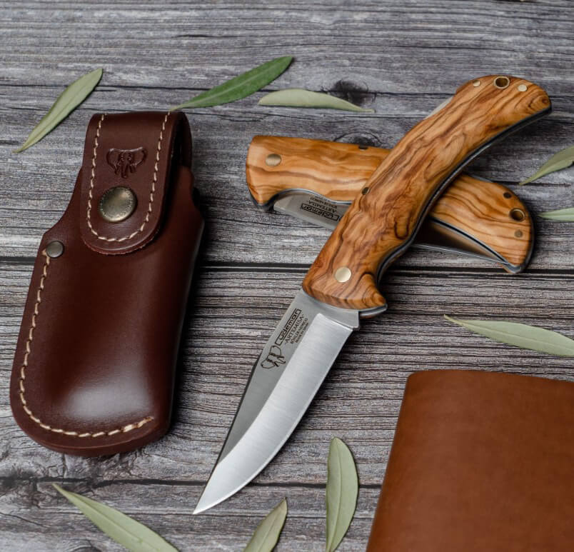 Couteau de chasse Cudeman Artemisa avec lame en acier Böhler N690Co et étui en cuir marron