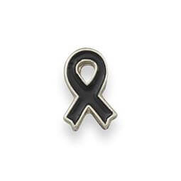 Pin de la marca Barbaric con crespón negro