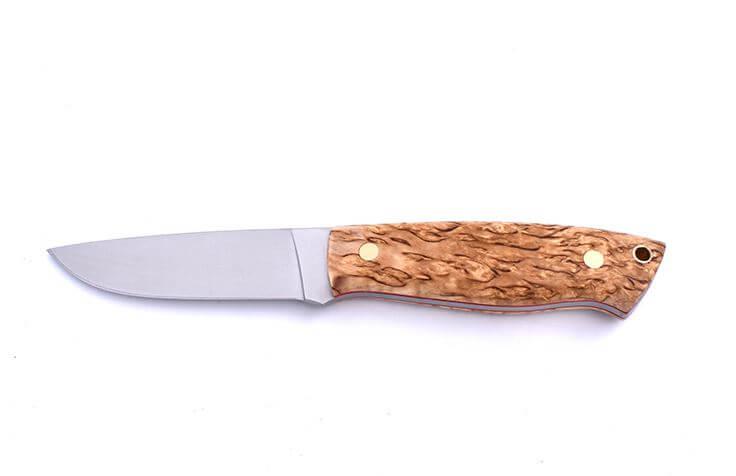 Coltello piatto Bushcraft Brisa Trapper 95 con manico in legno di betulla riccio stabilizzato e fodero trapper