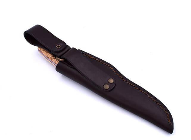 Coltello piatto Bushcraft Brisa Trapper 95 con manico in legno di betulla riccio stabilizzato e fodero trapper