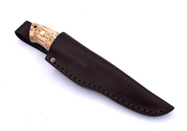 Cuchillo de Bushcraft Brisa Trapper 95 scandi con mango de madera estabilizada de abedul rizado  y funda trapper