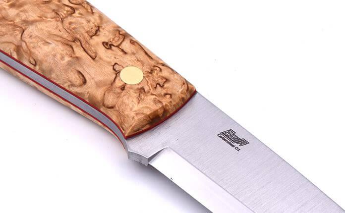 Brisa Trapper 95 con manico in legno di betulla riccio stabilizzato e lama in acciaio al carbonio scandi O1 con fodero bushcraft con selce
