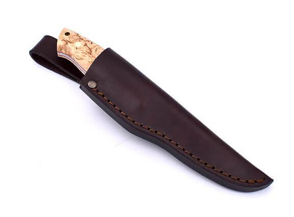 Brisa Trapper 95 con manico in legno di betulla riccio stabilizzato e lama in acciaio al carbonio scandi O1 con fodero Trapper