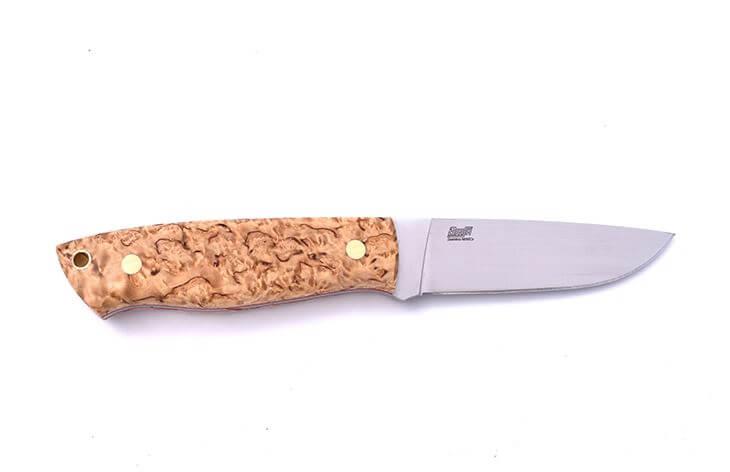 Brisa Trapper 95 com cabo de madeira de bétula encaracolado estabilizado e lâmina plana de aço Böhler N690Co com bainha Trapper