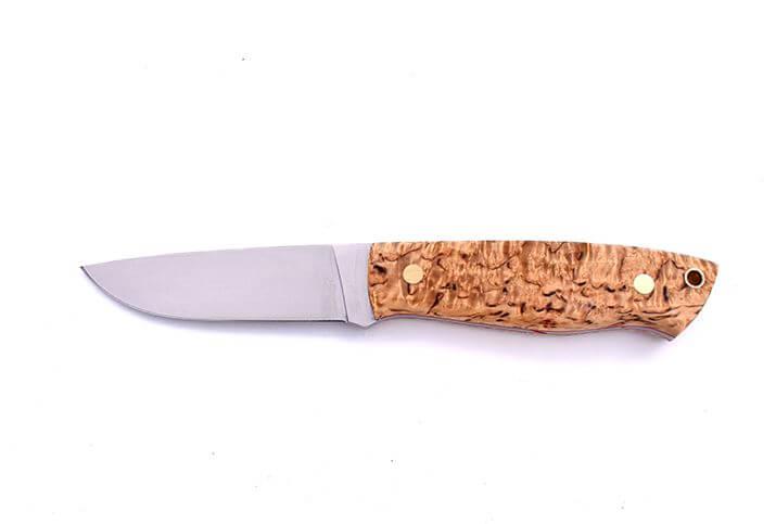 Brisa Trapper 95 com cabo de madeira de bétula encaracolado estabilizado e lâmina plana de aço Böhler N690Co com bainha Trapper