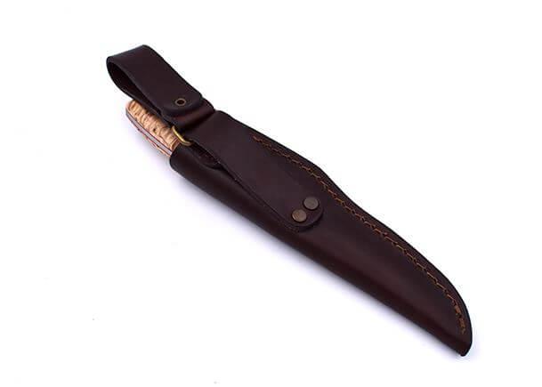 Brisa Trapper 95 com cabo de madeira de bétula encaracolado estabilizado e lâmina plana de aço Böhler N690Co com bainha Trapper