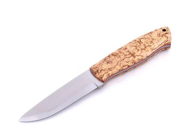 Brisa Trapper 95 com cabo em madeira de bétula encaracolada estabilizada e lâmina em aço scandi N690Co com bainha bushcraft com pederneira