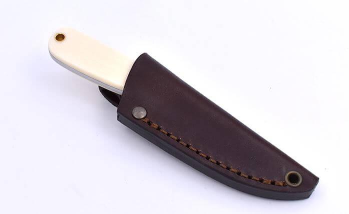 Cuchillo de cuello Brisa Necker 70 con puño de micarta marfil con funda de piel