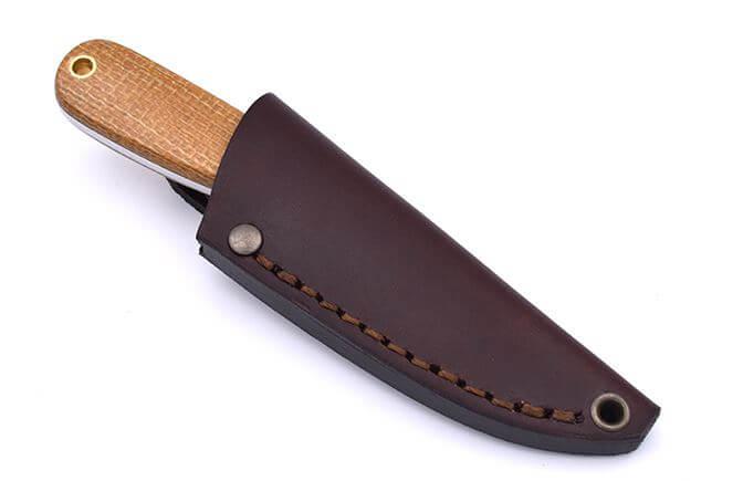 Cuchillo de cuello Brisa Necker 70 Scandi con puño de micarta mostaza y funda de piel