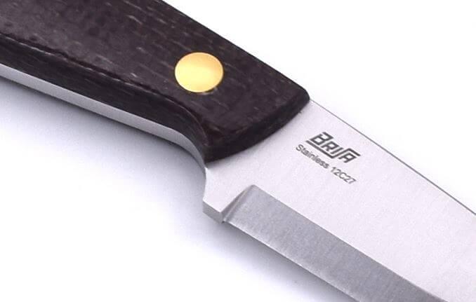 Brisa Necker 70 Scandi Neck Knife mit Bison-Micarta-Griff und Lederscheide