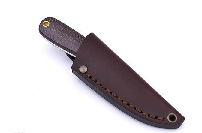 Brisa Necker 70 Scandi Neck Knife mit Bison-Micarta-Griff und Lederscheide