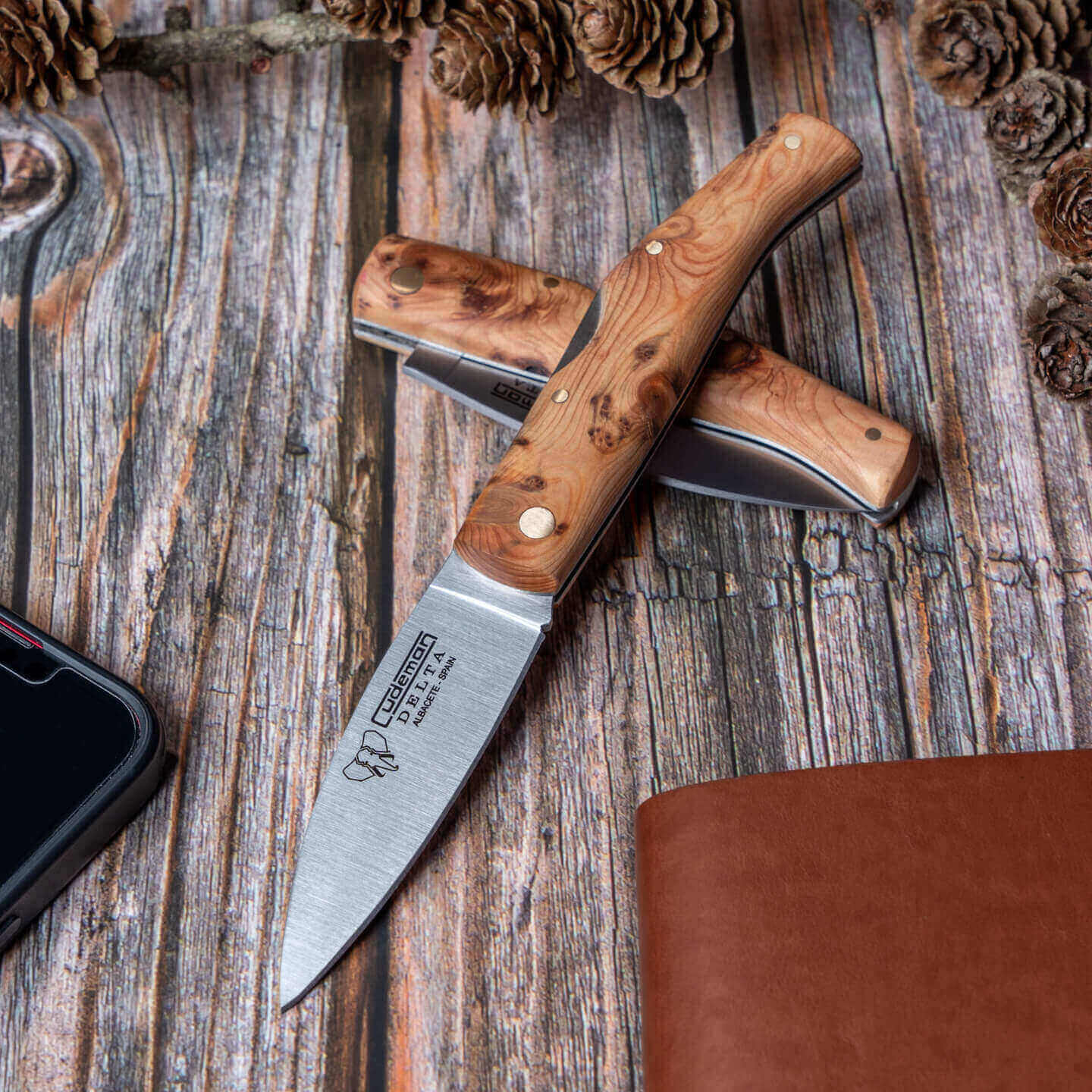Navaja de bolsillo Cudeman Delta con mango de madera de enebro aromático con bloqueo