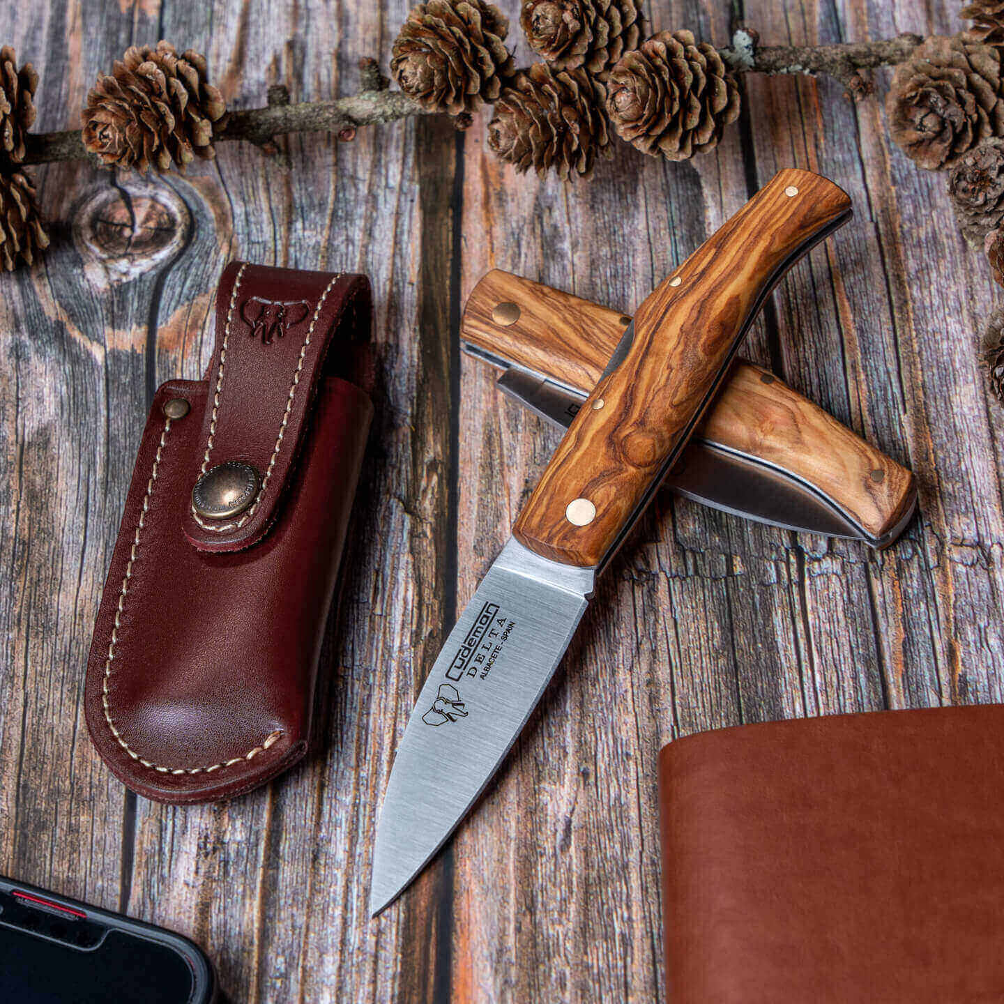 Coltellino tascabile Cudeman Delta con manico in legno d'ulivo con lucchetto e fodero in pelle