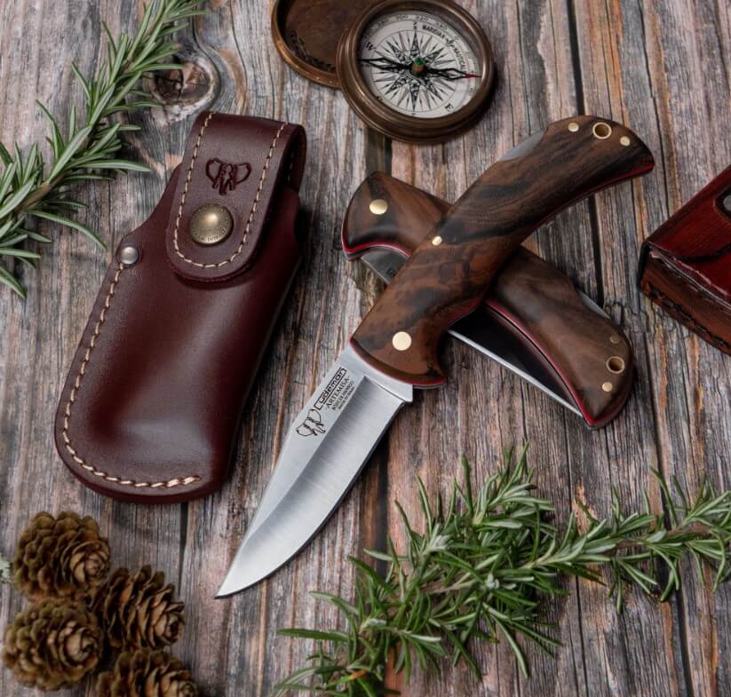 Coltello da caccia Cudeman Artemisa con lama in acciaio Böhler N690Co e manico in legno di noce con fodero in pelle marrone