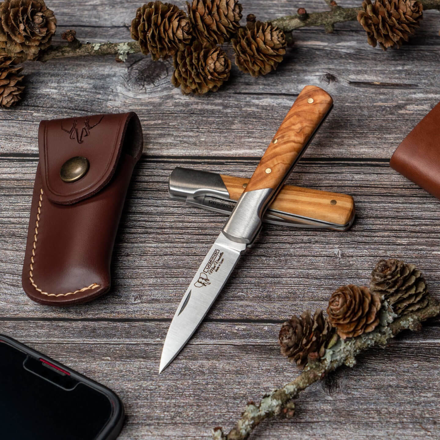Navaja de bolsillo Cudeman con virola. Mango olivo satinado. Incluye funda de cuero