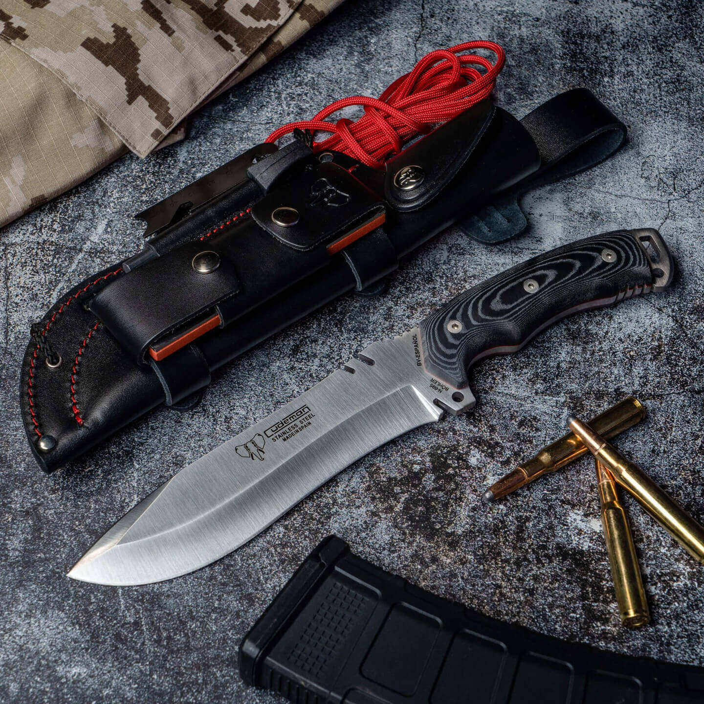 Cuchillo Boina Verde Español con mango de micarta negra. Funda de cuero completa