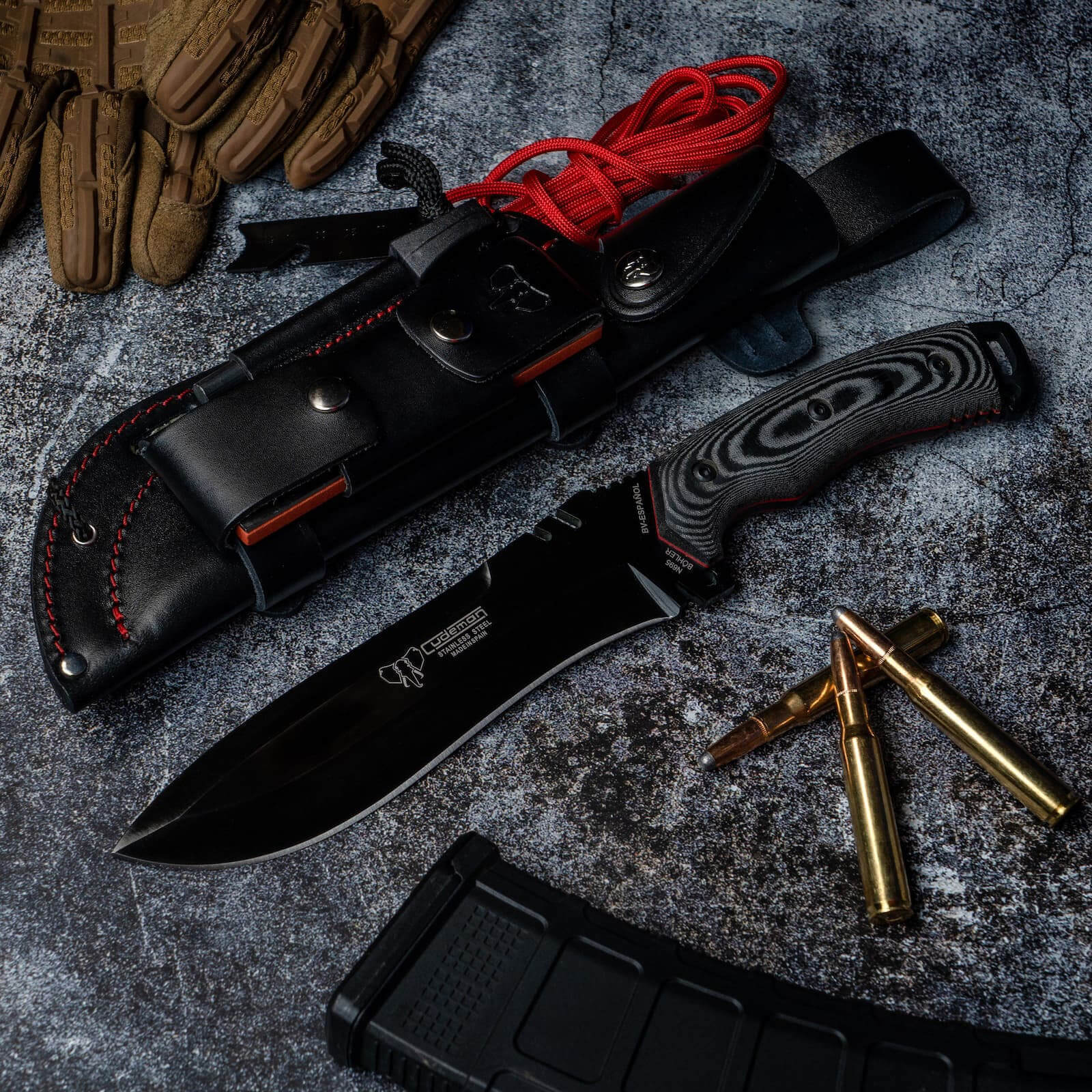 Faca Boina verde español com cabo de micarta preto. Lâmina preta de 18 cm. Bainha em pele completa.