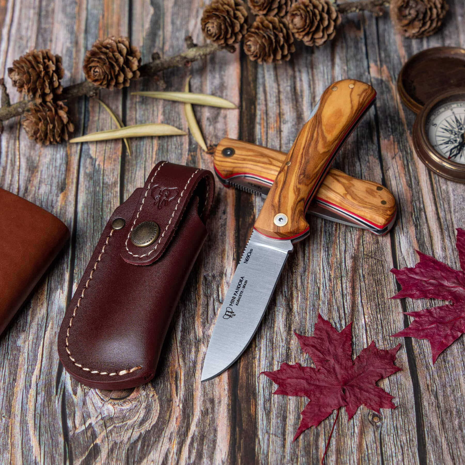 Couteau Cudeman avec manche en bois d'olivier. Livré avec étui en cuir.