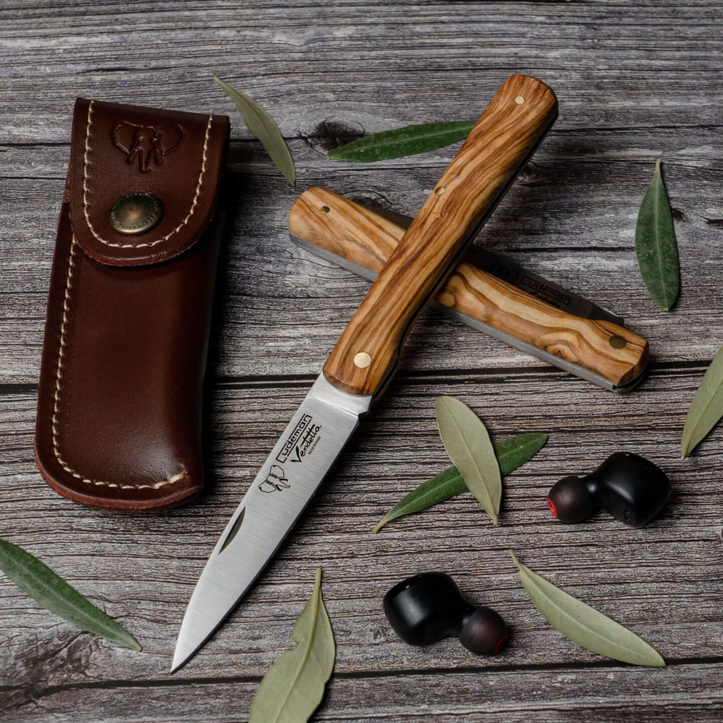 Cudeman Vendetta stiletto knife. Handle in satin olive wood. Blade of 9 cm. Includes leather sheath.