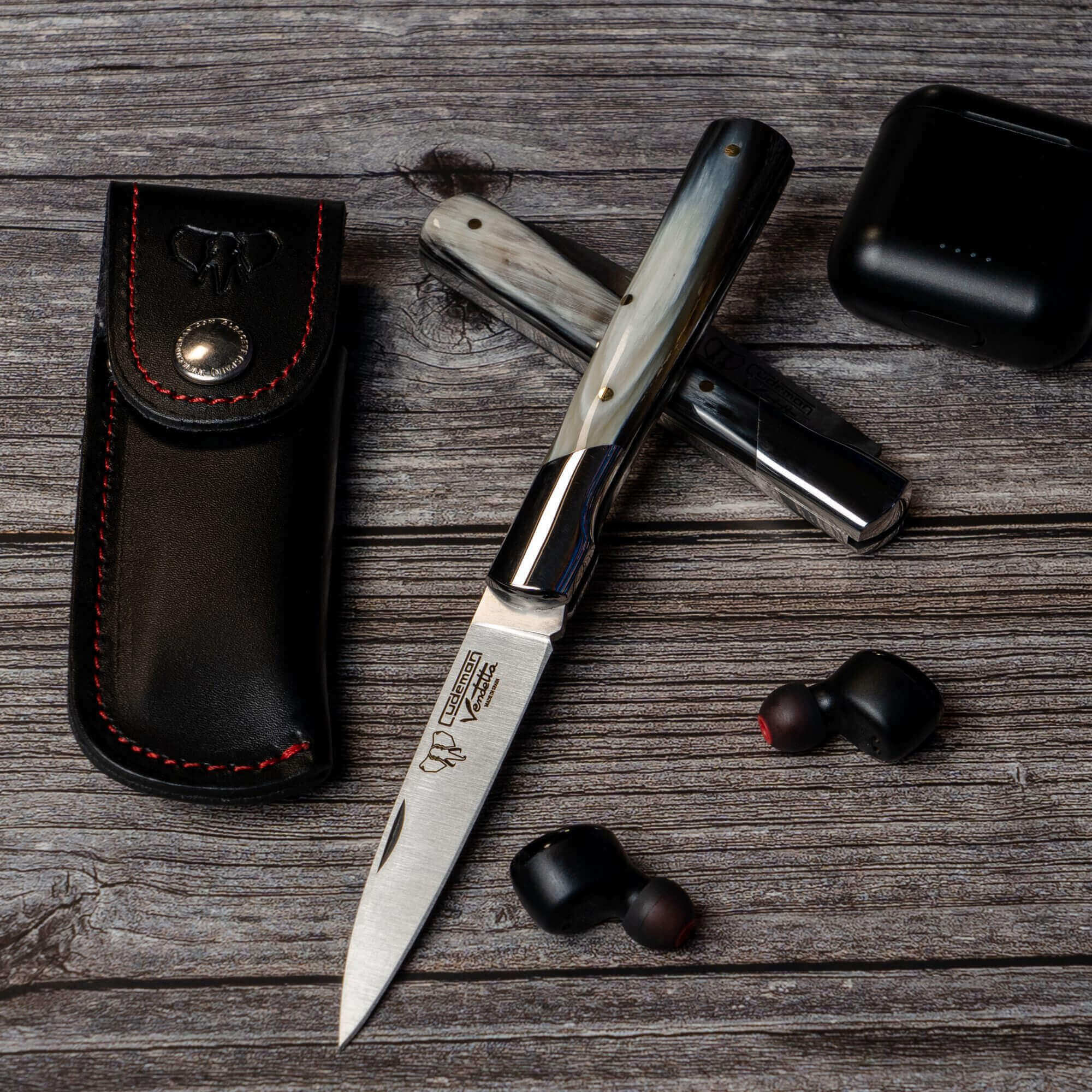 Cudeman Vendetta stiletto knife with ferrule. Handle in bull horn. Includes leather sheath.