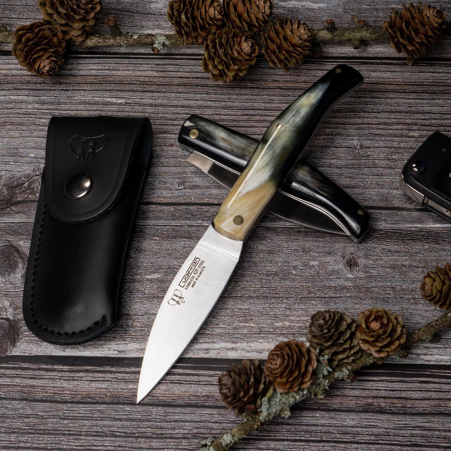 Couteau de poche Cudeman. Manche en corne de taureau polie. Livré avec étui en cuir.