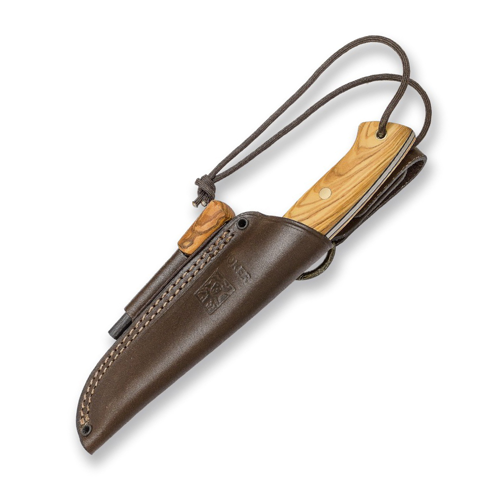 Cuchillo Joker Ranger con mango de madera de olivo y filo plano. Incluye funda de vaquetilla con pedernal.