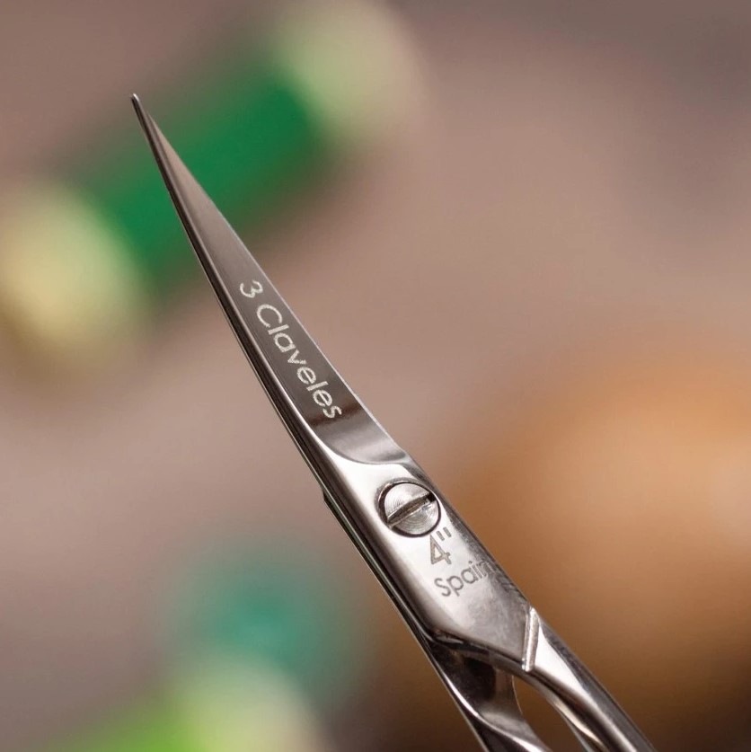 Tijera de bordar curva 3 Claveles de 4"