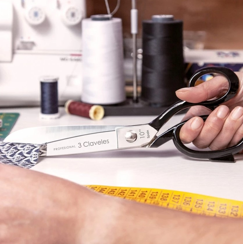 Warmgeschmiedete 25 cm lange Mehrzweck-Schneiderschere mit schwarz emailliertem Griff 3 Claveles