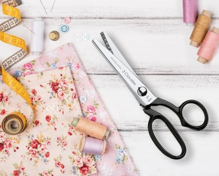 Tijera zig zag varios usos de 18 cm forjada en caliente con mango esmaltado negro 3 Claveles