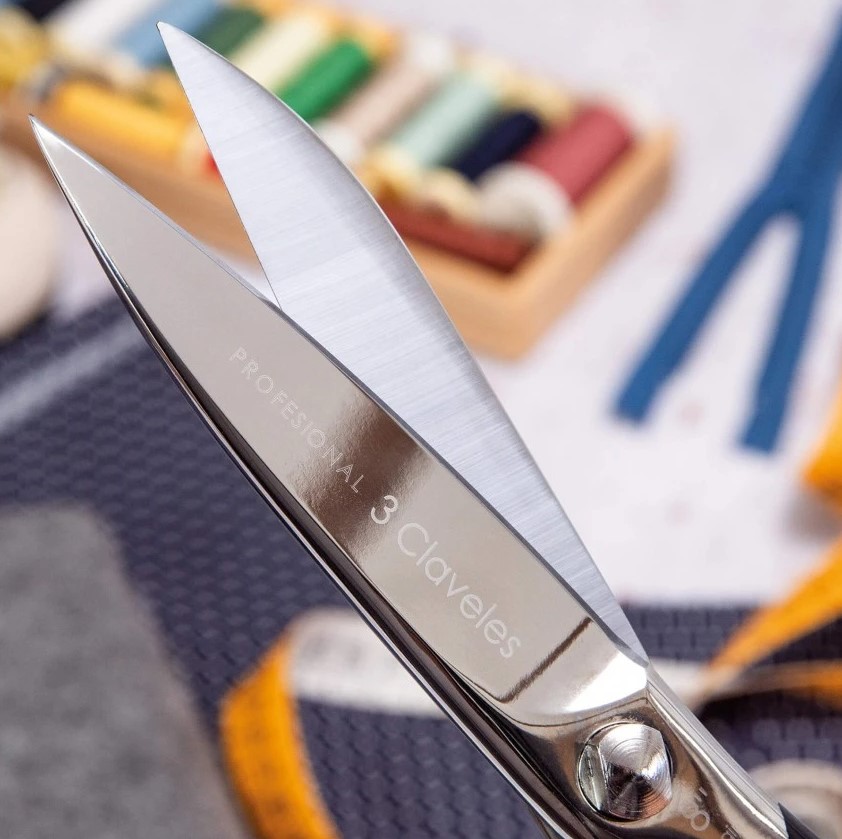 Warmgeschmiedete 20 cm lange Polsterschere mit schwarz emailliertem Griff 3 Claveles