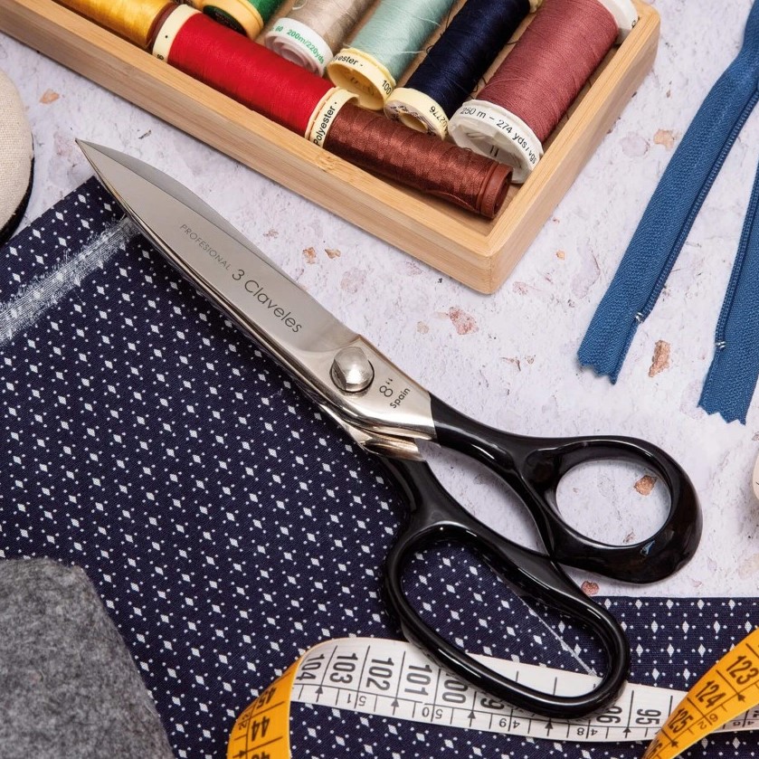 Warmgeschmiedete 20 cm lange Polsterschere mit schwarz emailliertem Griff 3 Claveles