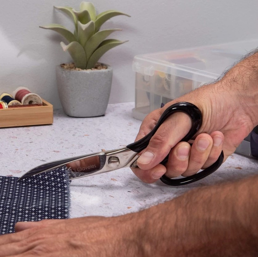 Warmgeschmiedete 20 cm lange Polsterschere mit schwarz emailliertem Griff 3 Claveles